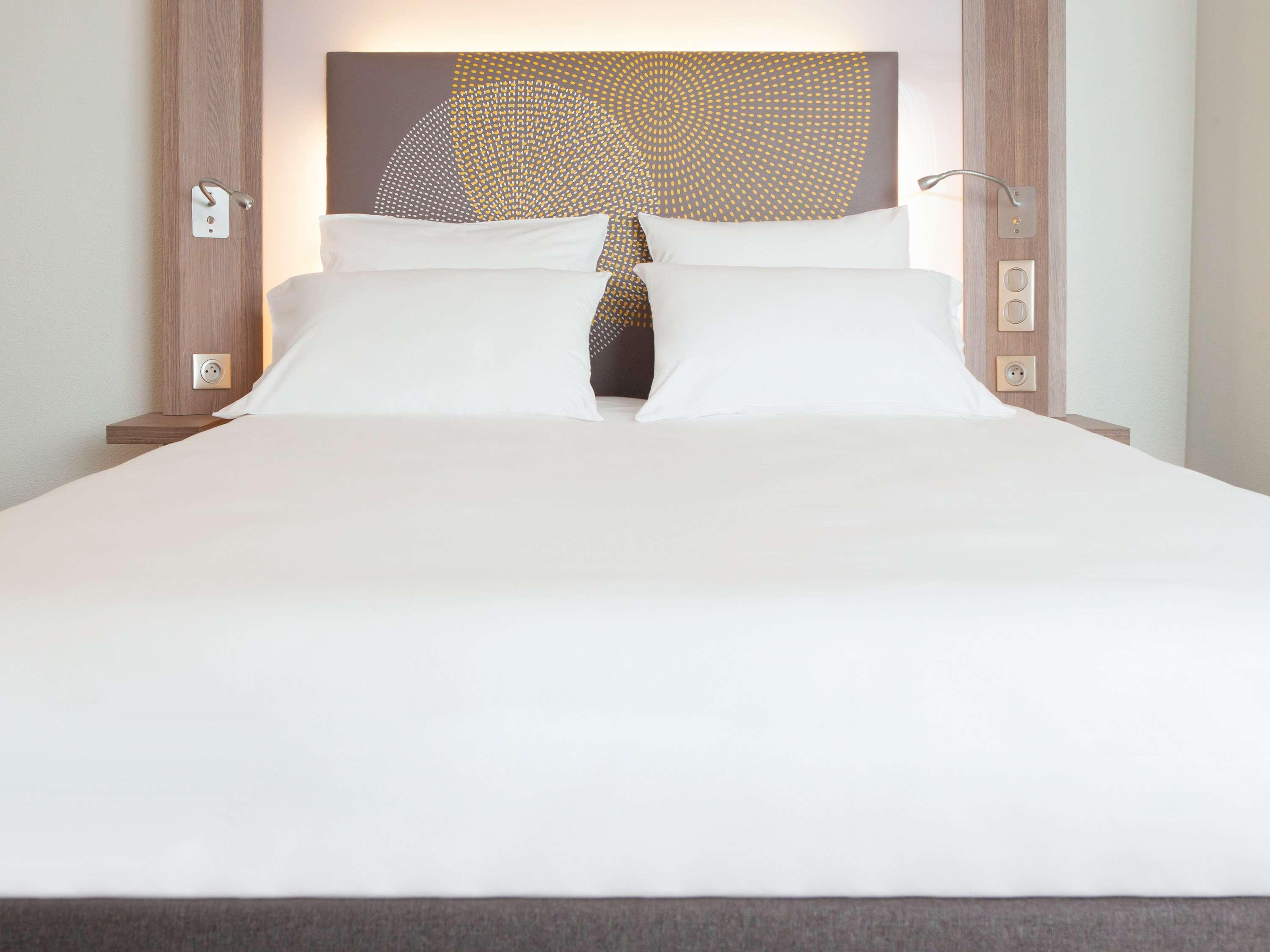 Novotel Chennai Sipcot Εξωτερικό φωτογραφία A bed with a duvet
