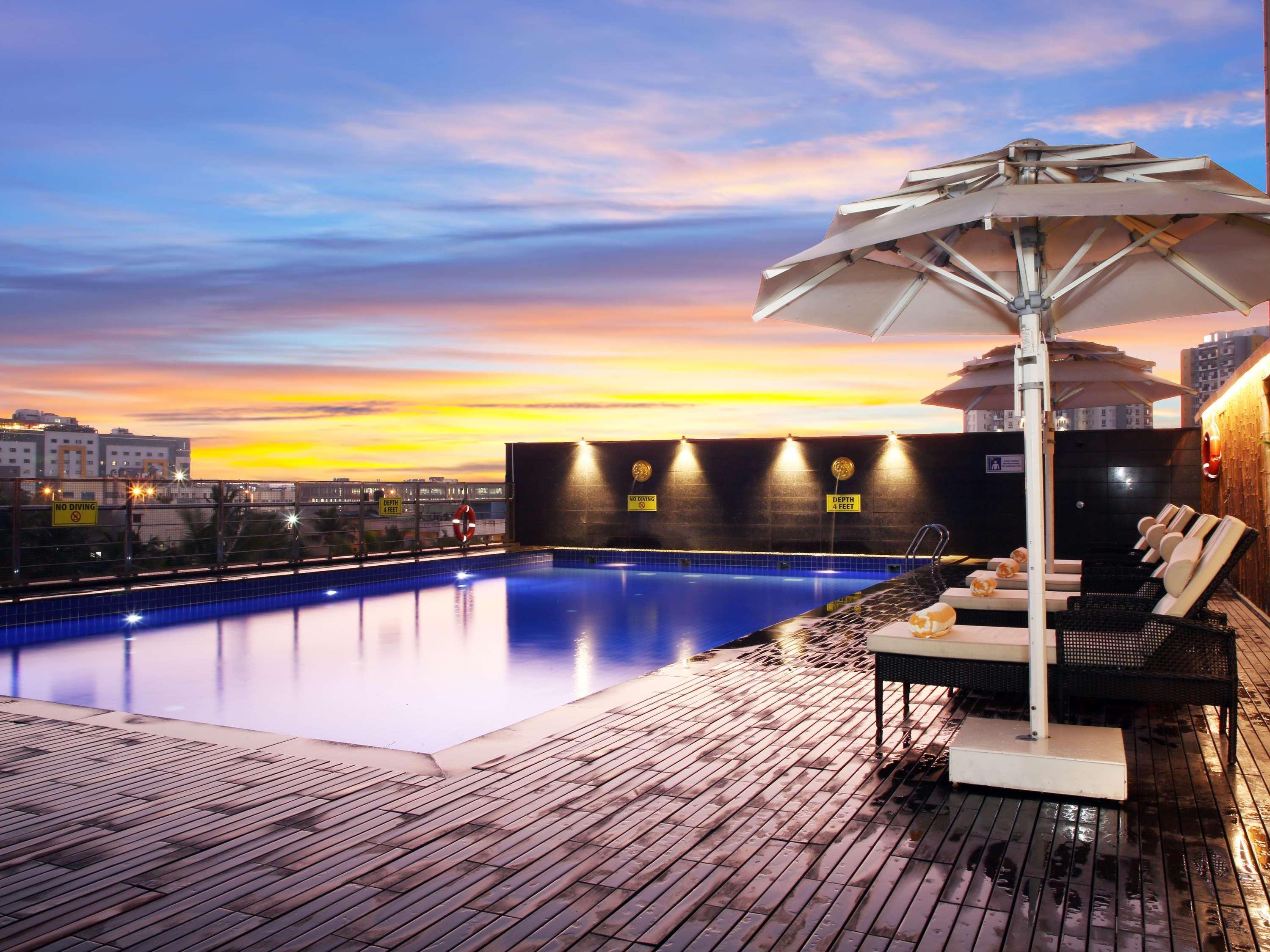 Novotel Chennai Sipcot Εξωτερικό φωτογραφία The swimming pool at the hotel