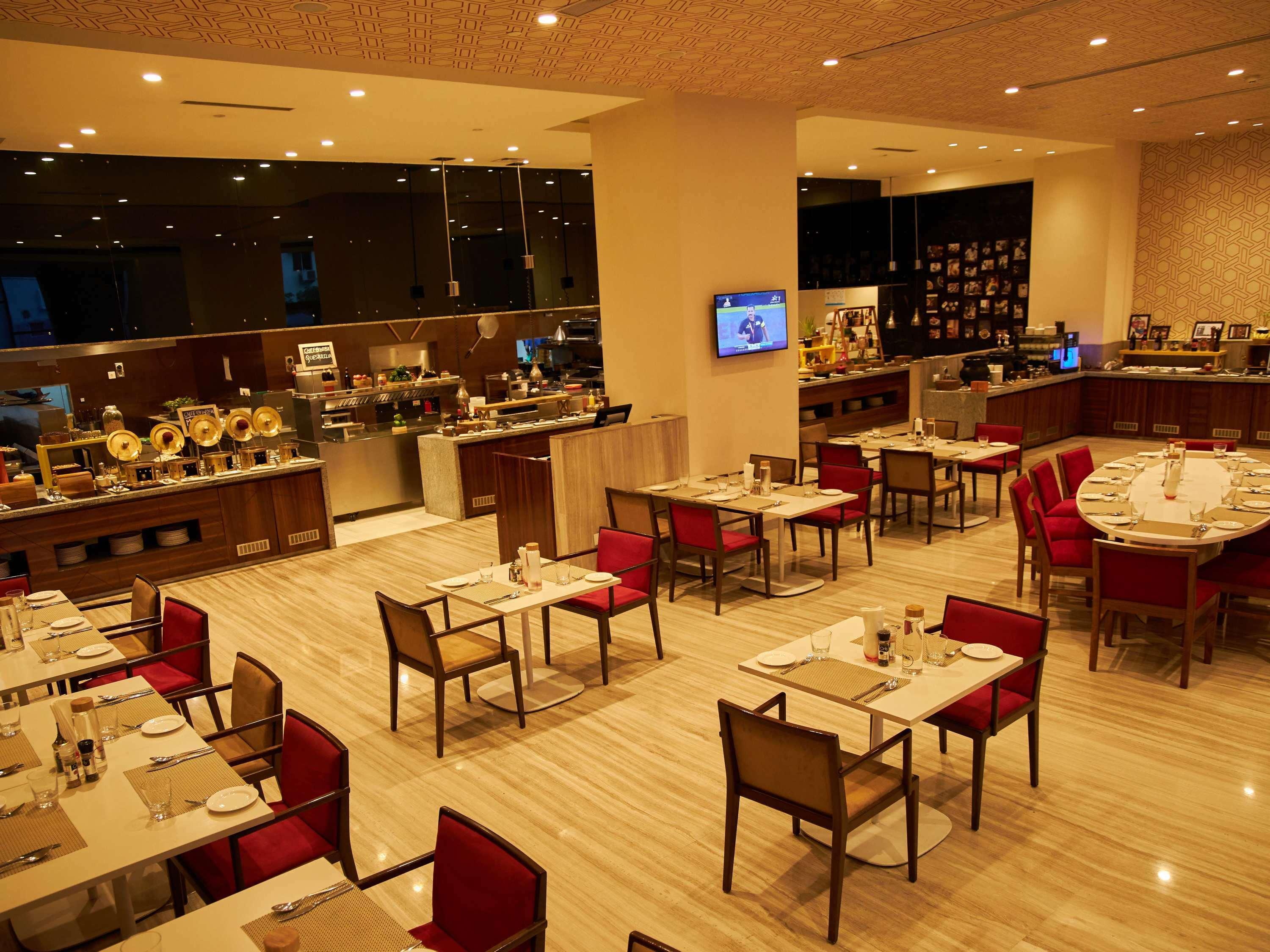 Novotel Chennai Sipcot Εξωτερικό φωτογραφία The restaurant at the hotel