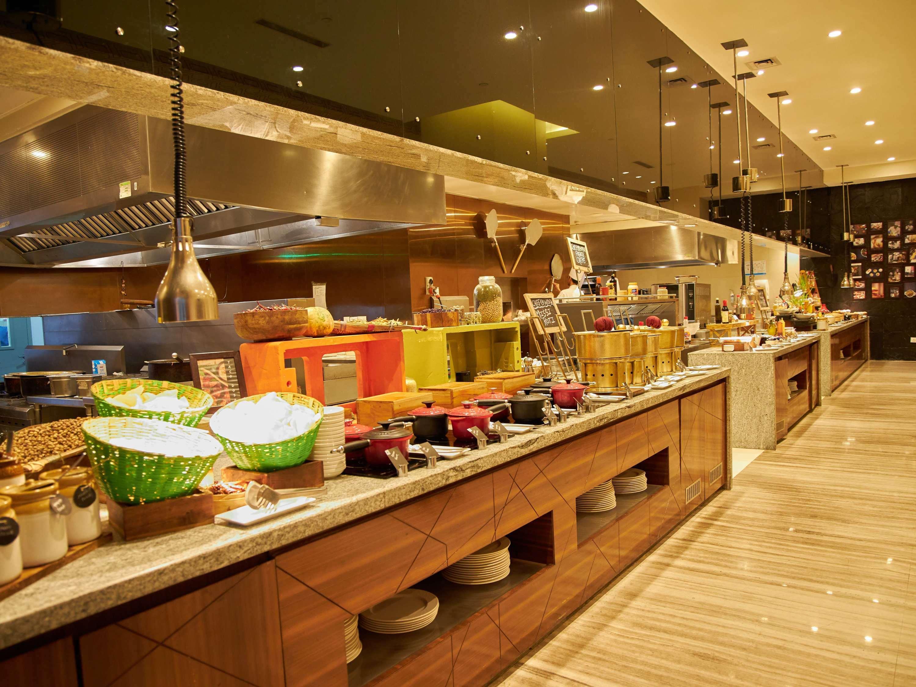 Novotel Chennai Sipcot Εξωτερικό φωτογραφία The buffet at the hotel