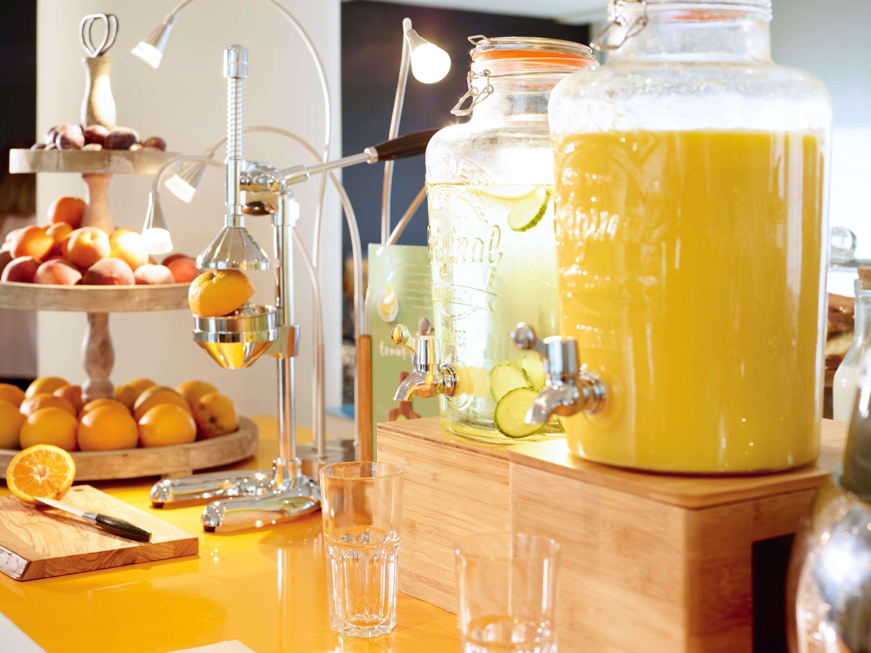 Novotel Chennai Sipcot Εξωτερικό φωτογραφία A juice dispenser