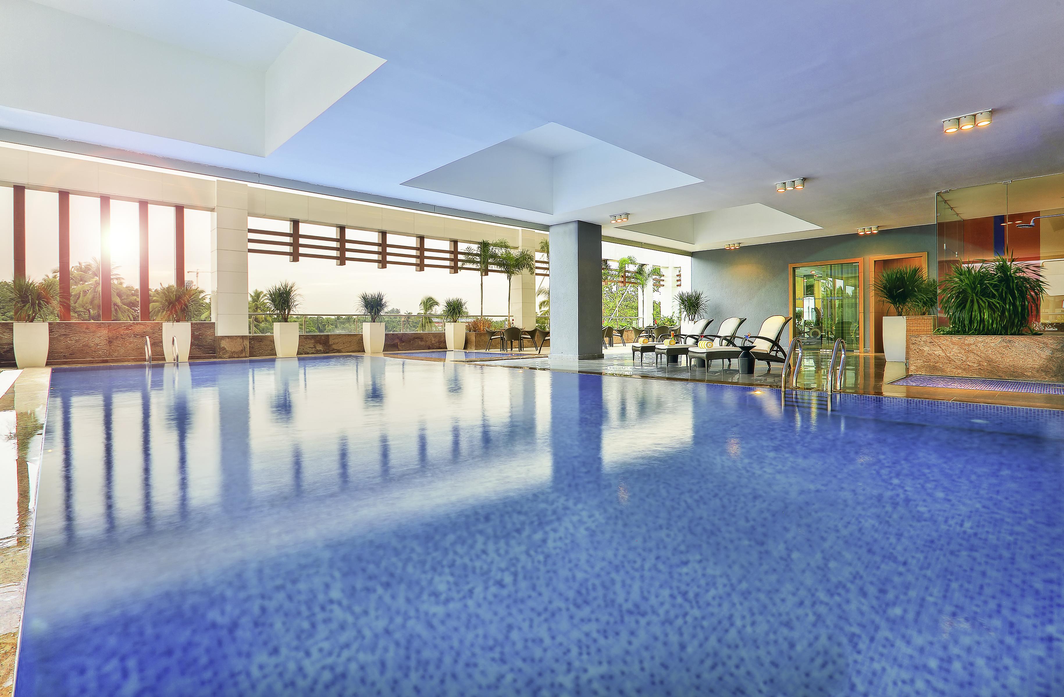 Novotel Chennai Sipcot Εξωτερικό φωτογραφία The swimming pool at the hotel