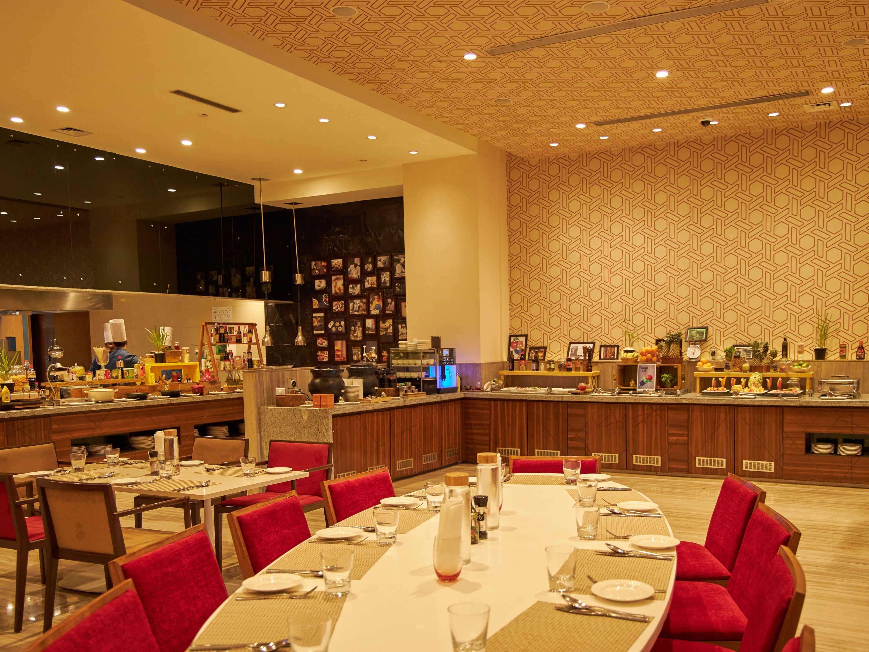 Novotel Chennai Sipcot Εξωτερικό φωτογραφία The buffet at the hotel