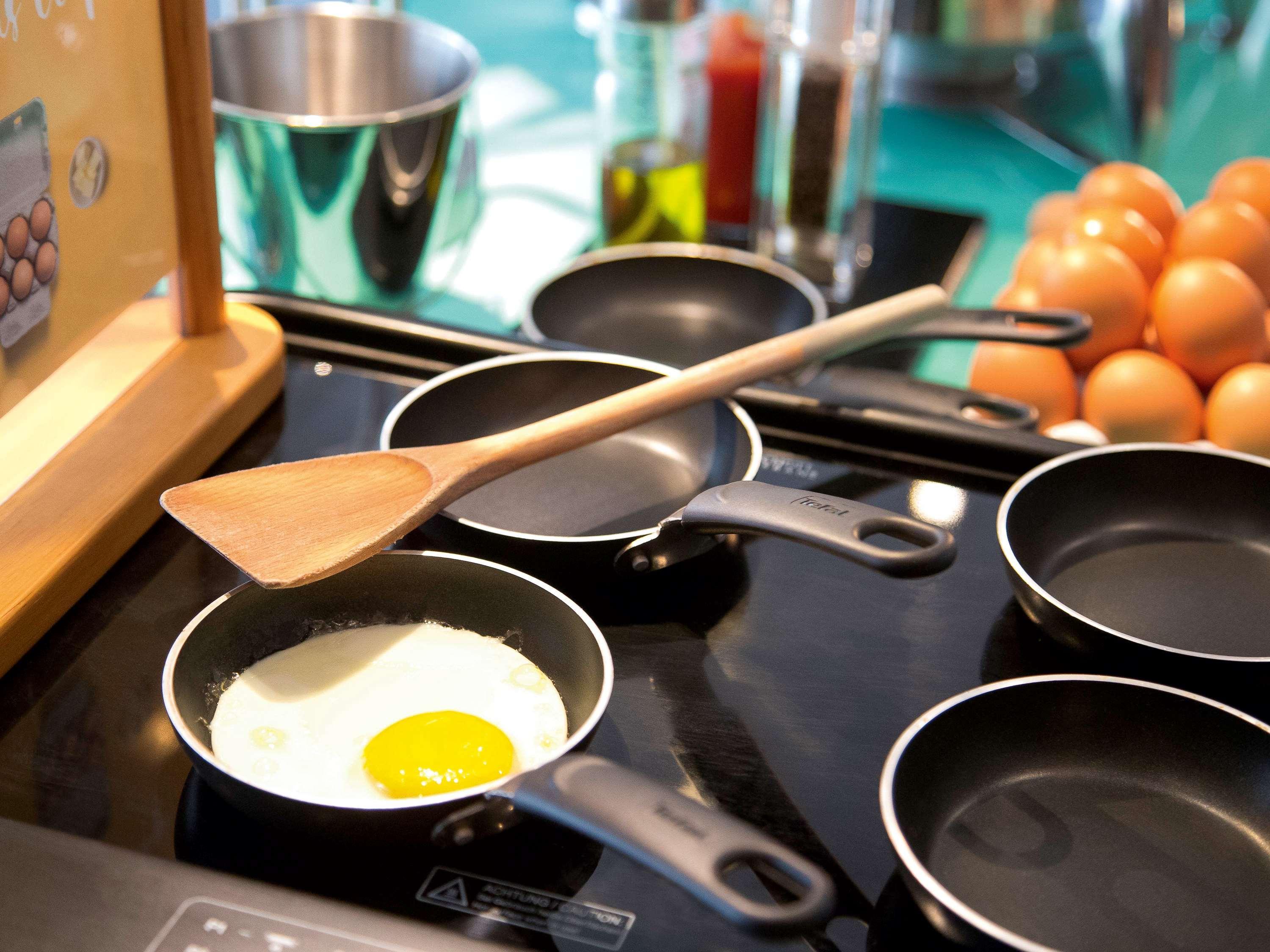 Novotel Chennai Sipcot Εξωτερικό φωτογραφία Non-stick frying pans