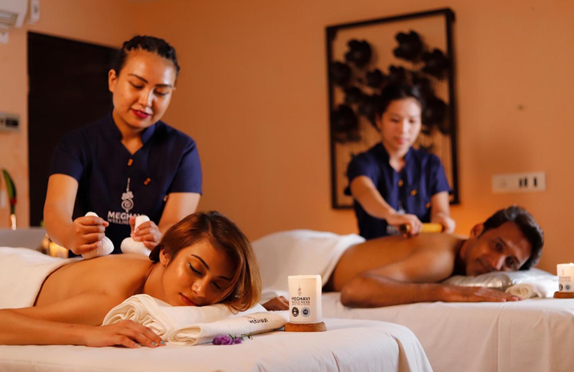 Novotel Chennai Sipcot Εξωτερικό φωτογραφία Ayurvedic massage at a spa in India