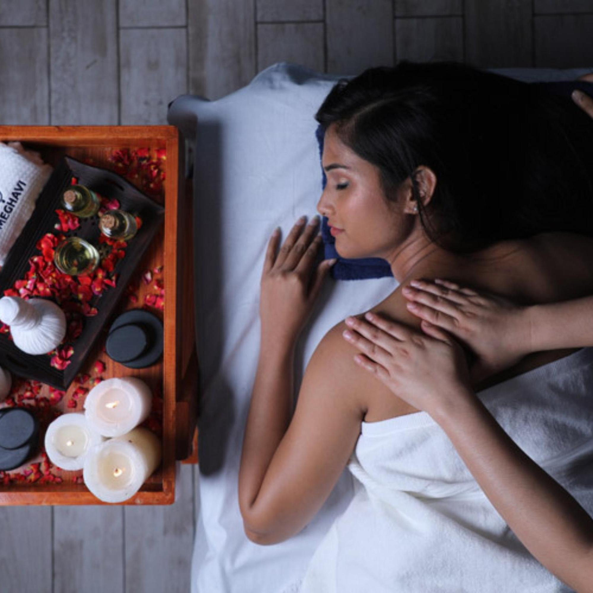 Novotel Chennai Sipcot Εξωτερικό φωτογραφία A woman receiving a massage