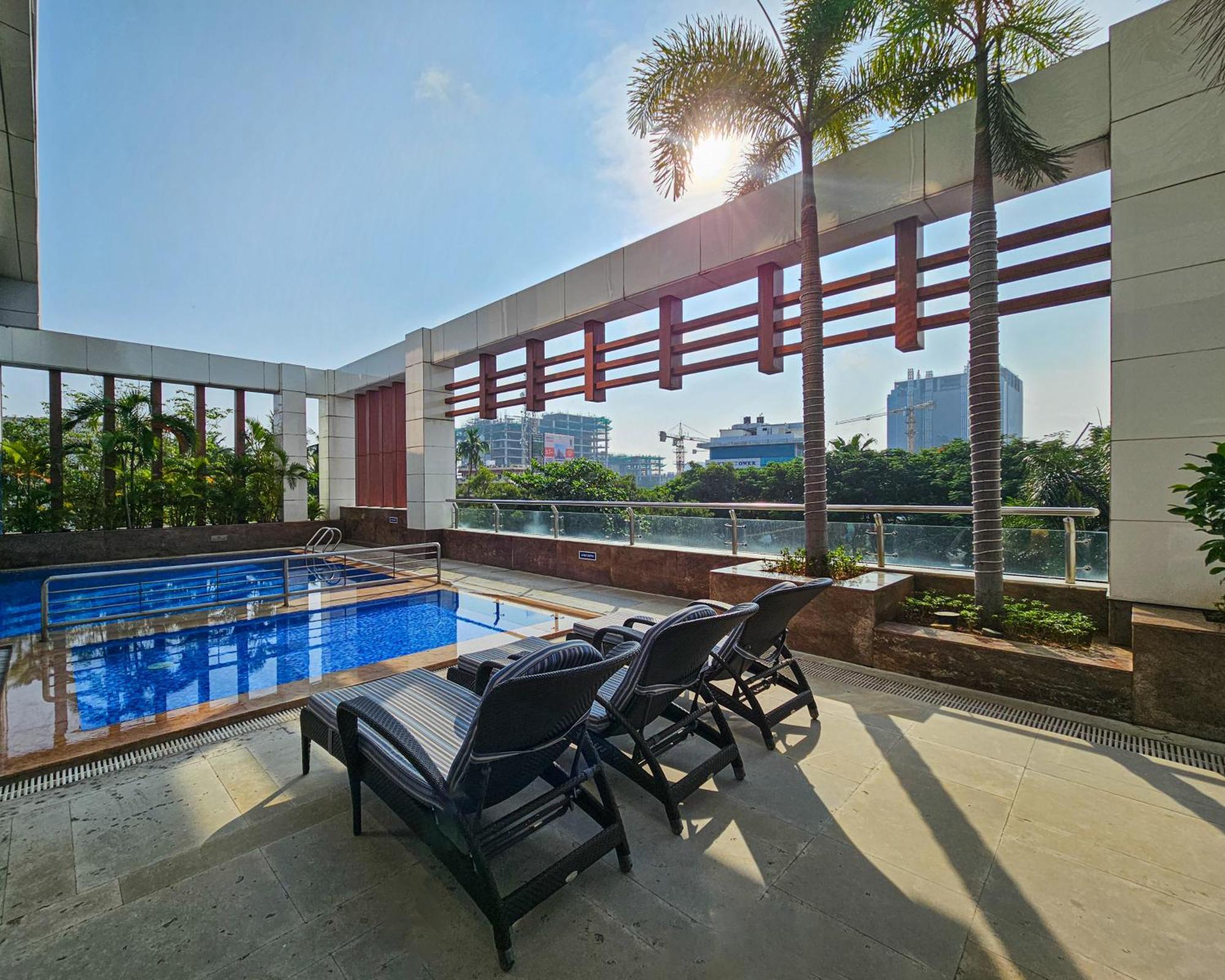 Novotel Chennai Sipcot Εξωτερικό φωτογραφία Rooftop pool