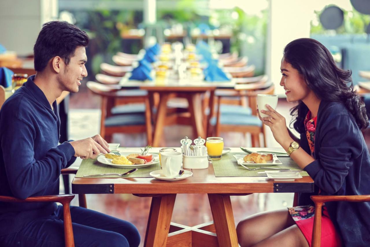 Novotel Chennai Sipcot Εξωτερικό φωτογραφία A couple eating breakfast
