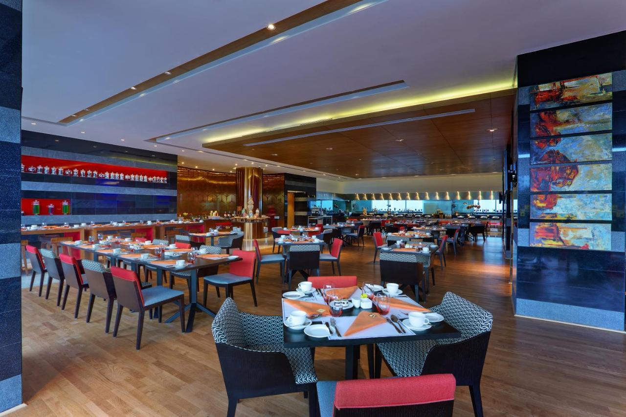 Novotel Chennai Sipcot Εξωτερικό φωτογραφία The interior of the restaurant