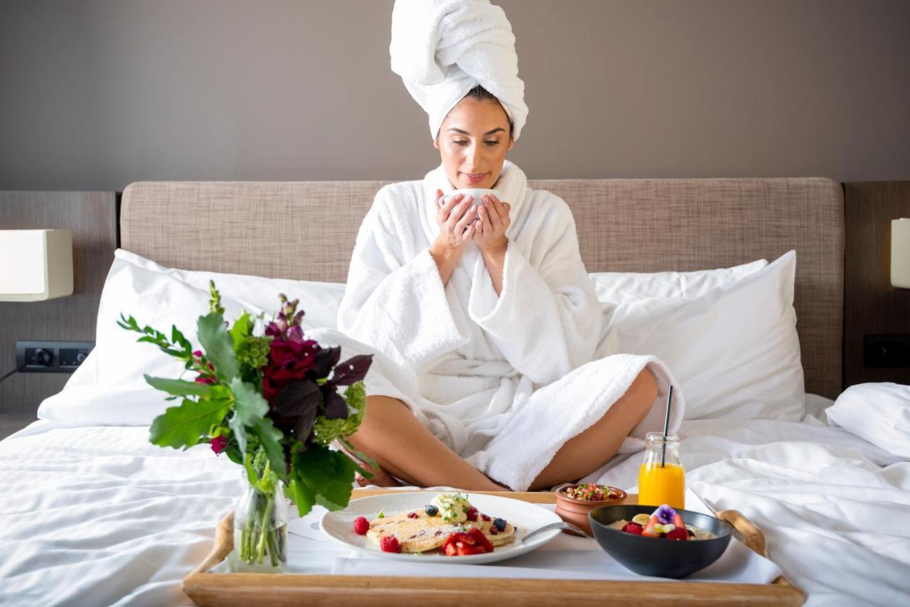 Novotel Chennai Sipcot Εξωτερικό φωτογραφία A woman in a bathrobe